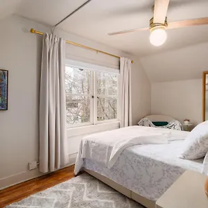  Bed & Breakfast Hunter House Canada
